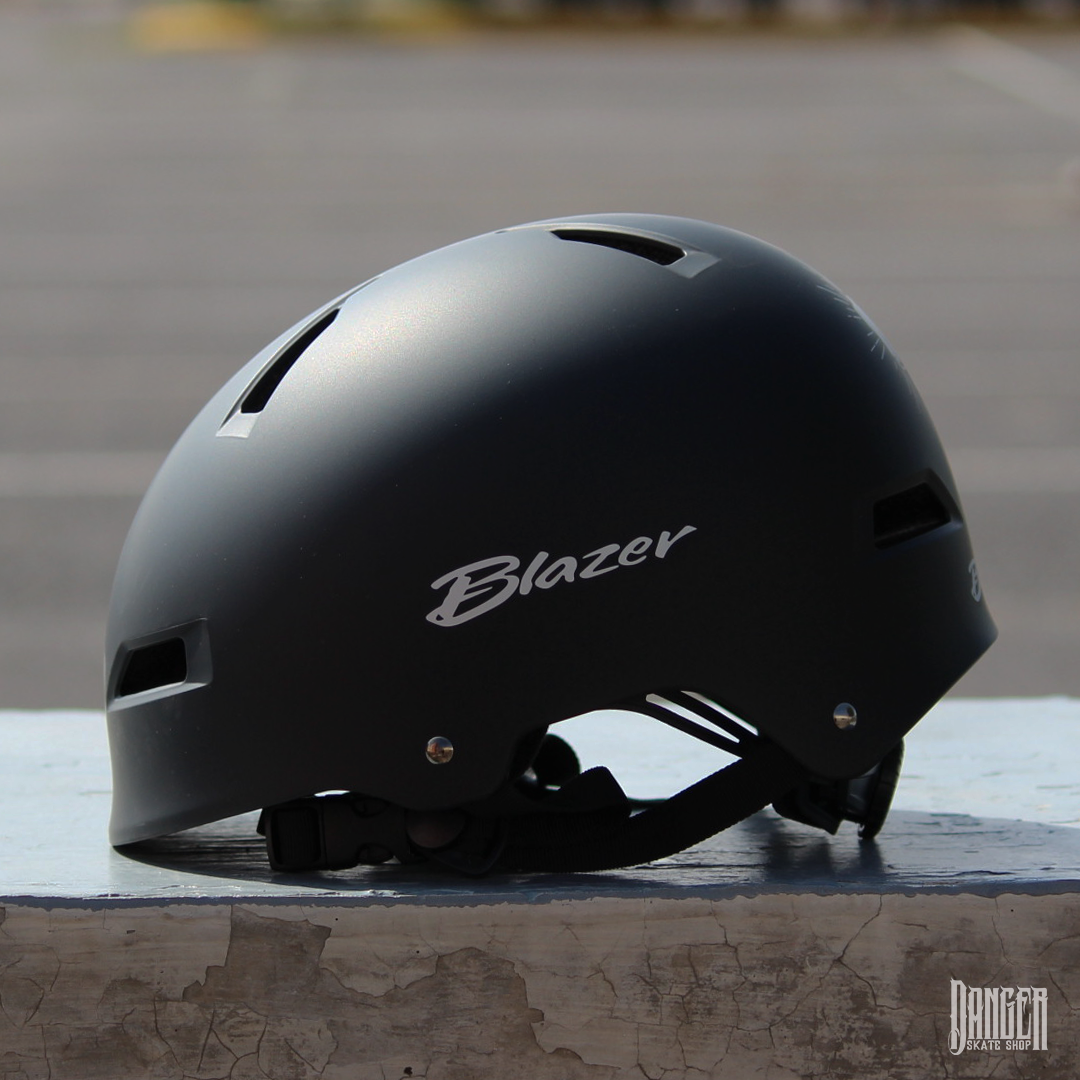 Casco Blazer Black Punch