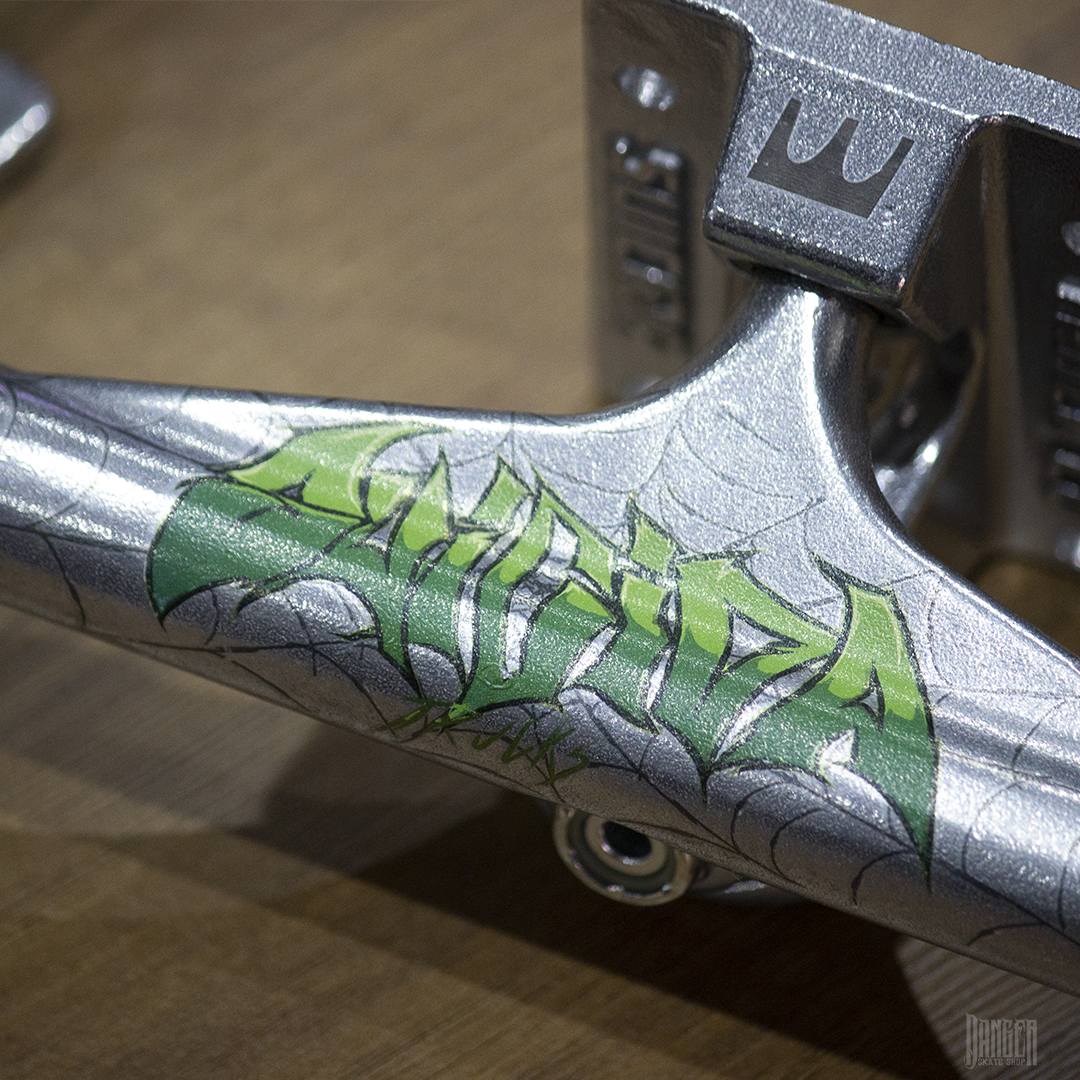 Trucks Suicida Dark Logo