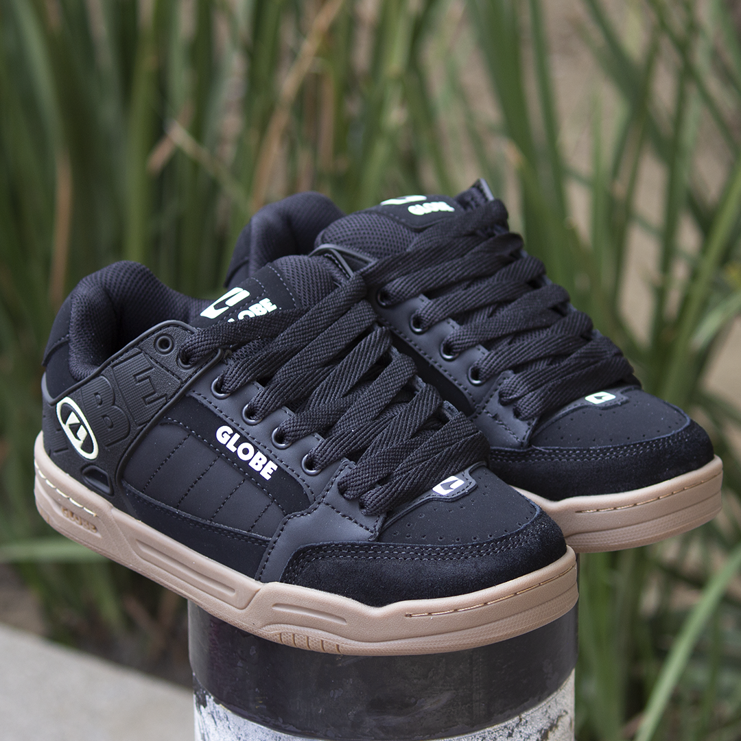 Tenis Globe Tilt Onyx Gum