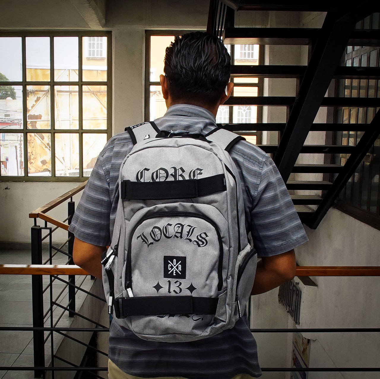 Mochila Porta Skate Locals Gris