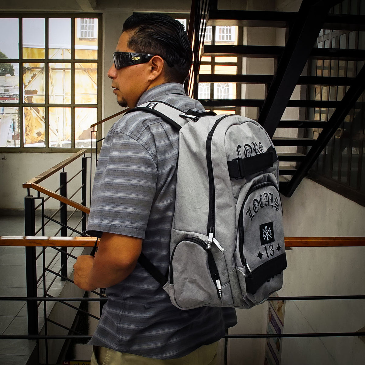 Mochila Porta Skate Locals Gris