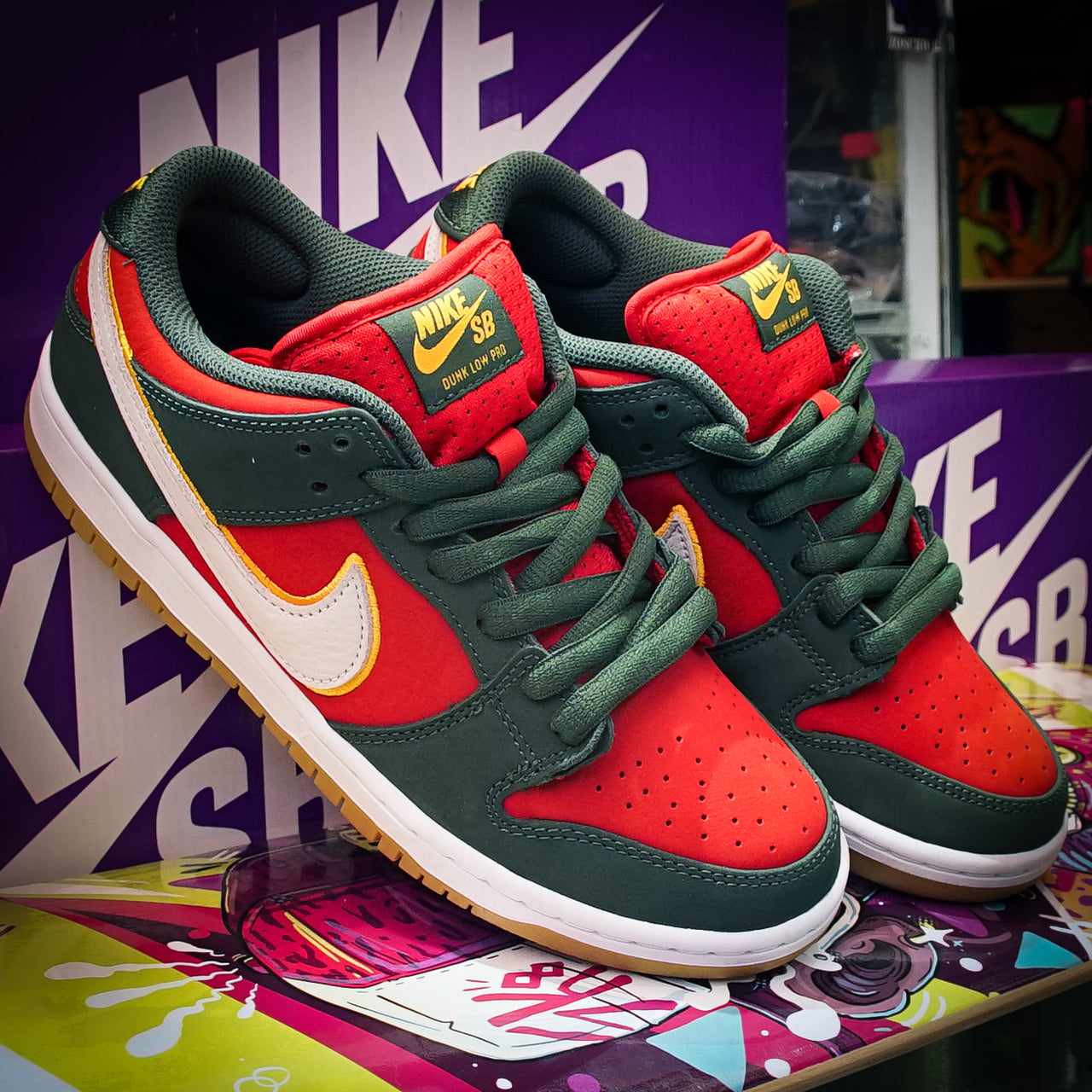 Tenis Nike SB Dunk Low Pro QS Seattle Sonics Fire Red University Gold