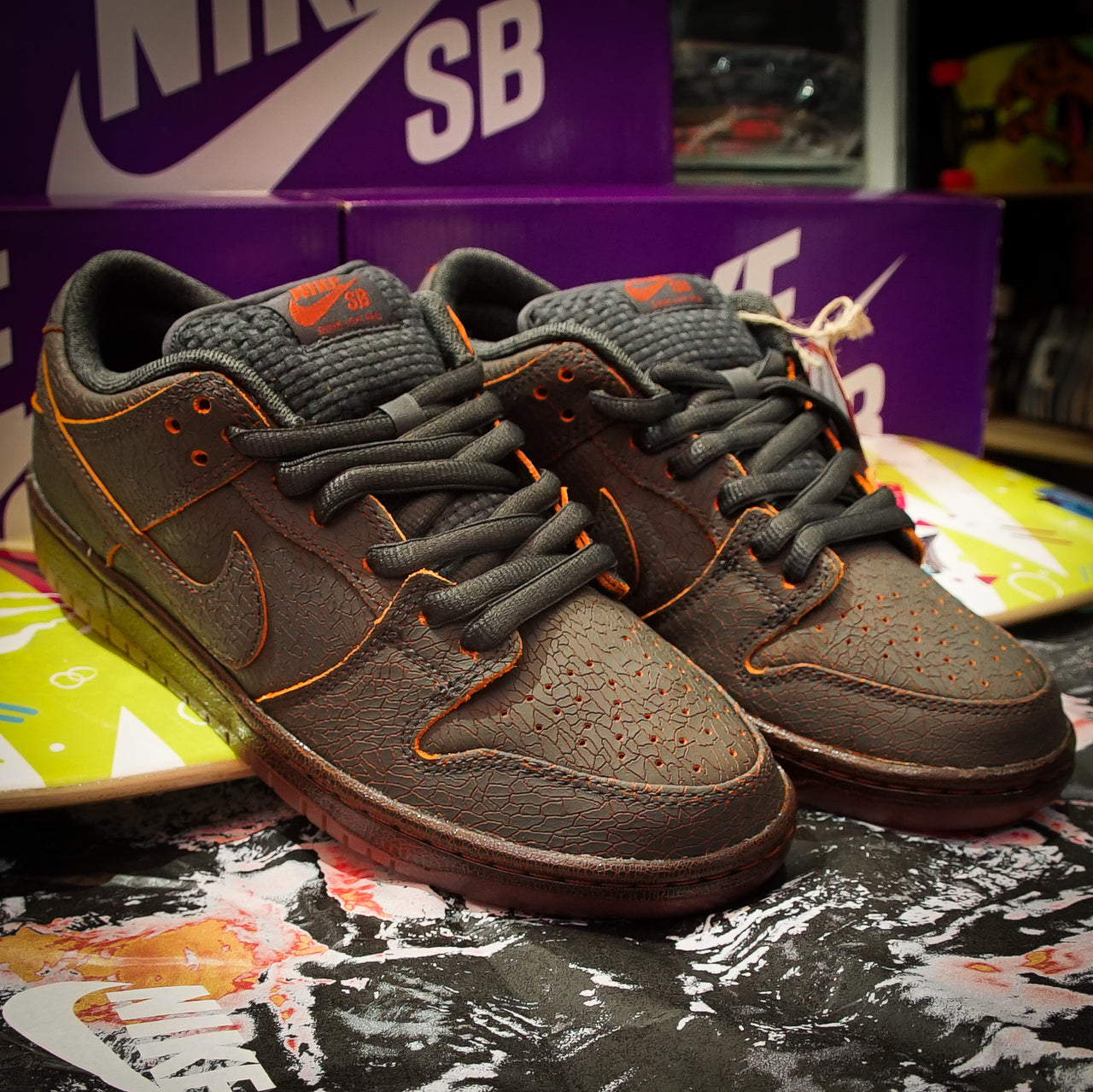 Tenis Nike SB Dunk Low Pro PRM KRAMPUS Dark Smoke Grey Campfire Orange