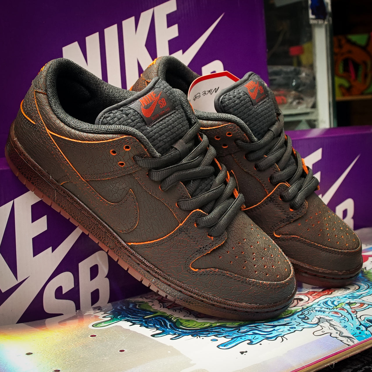 Tenis Nike SB Dunk Low Pro PRM KRAMPUS Dark Smoke Grey Campfire Orange