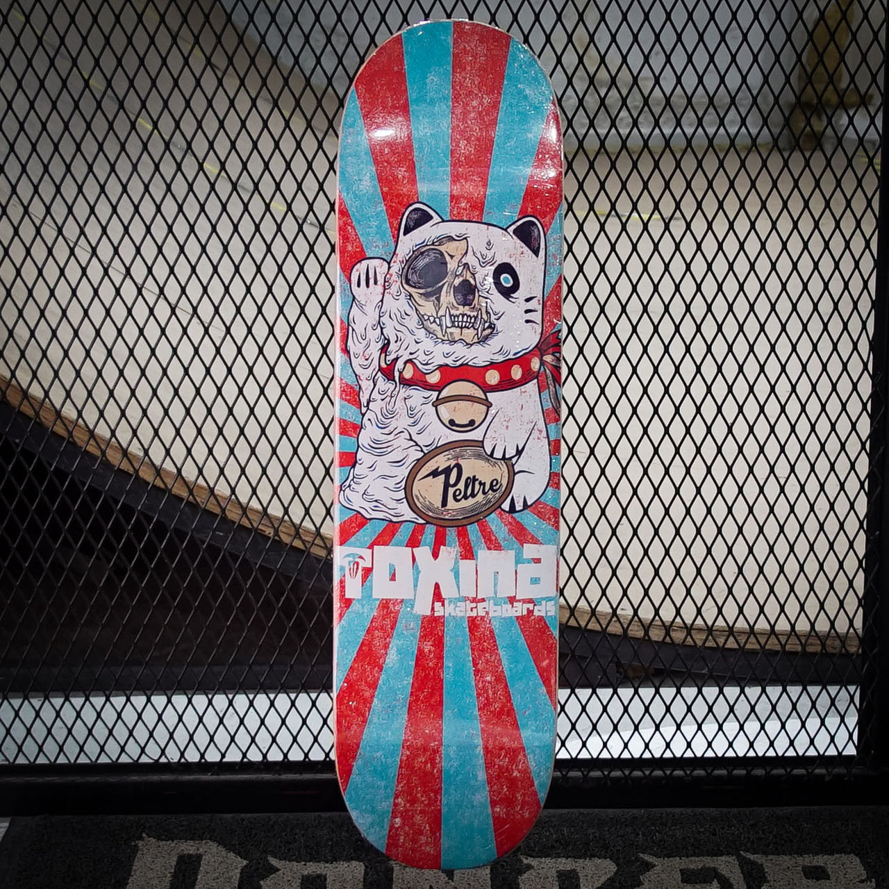 Tabla Toxina Skateboards Gato de la Suerte