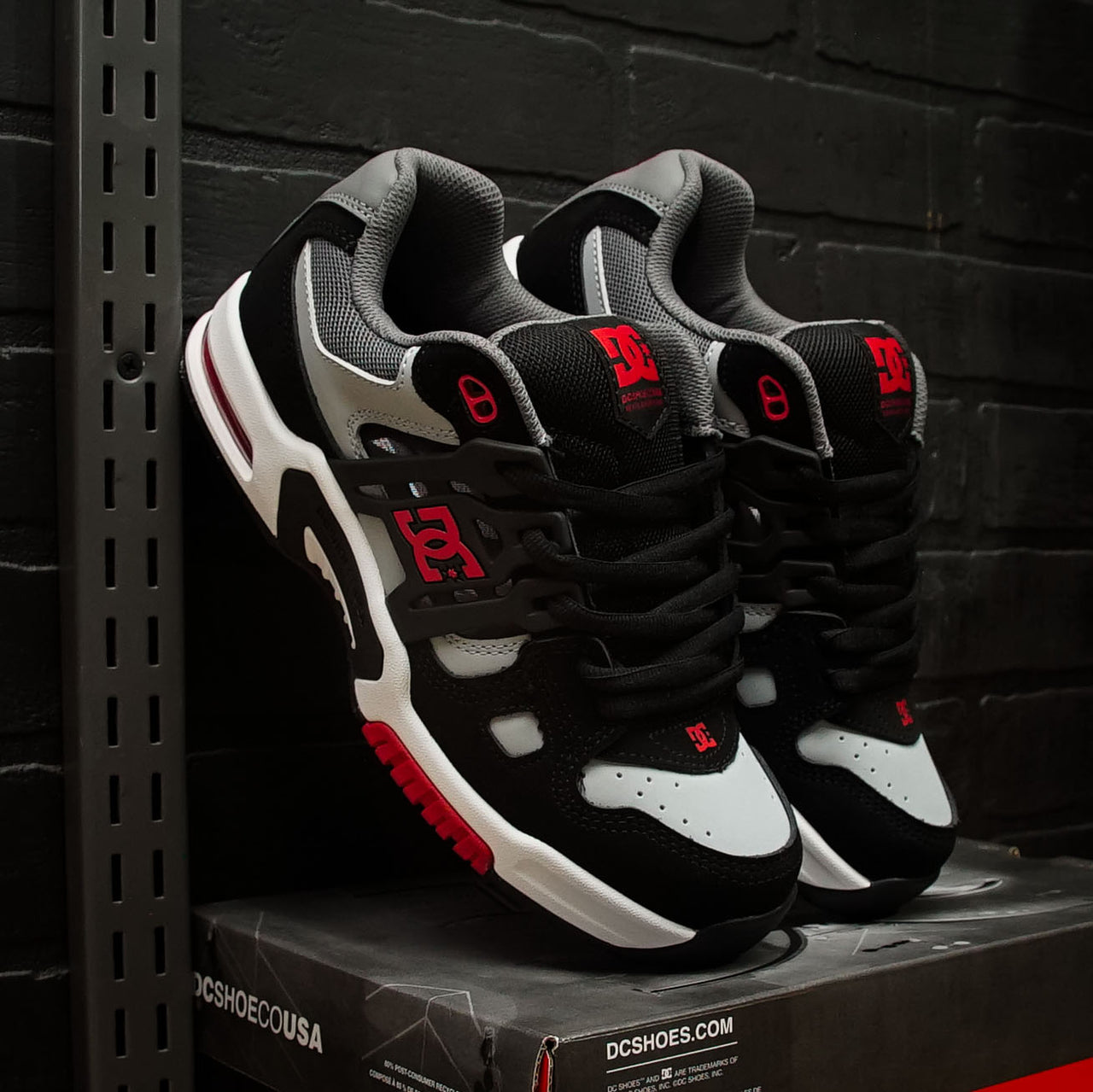 Tenis DC AT-2 Black Grey Red
