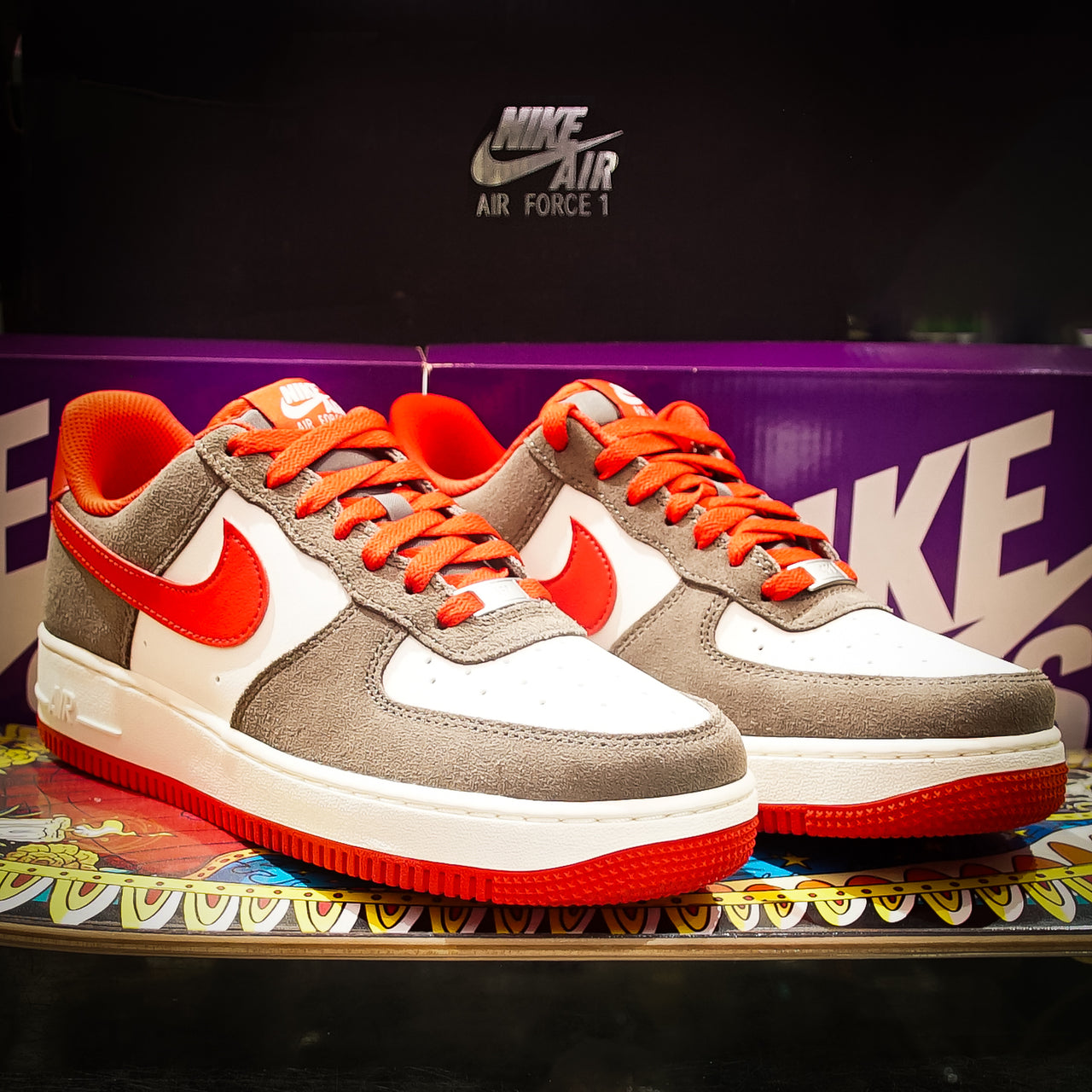 Tenis Nike Air Force 1 ´07 LV8 Cave Stone University Red